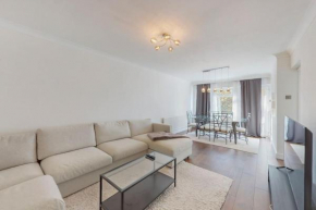 Spacious 2 Bed Apartment with Free Parking in Ealing, Ealing